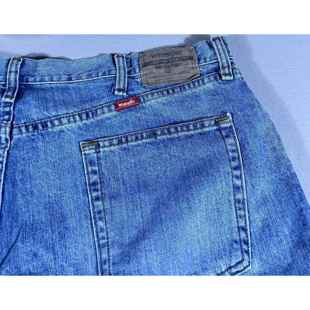Wrangler Premium Quality Relaxed Fit Blue Jeans Men's 42x30 Light Wash - Picture 11 of 16